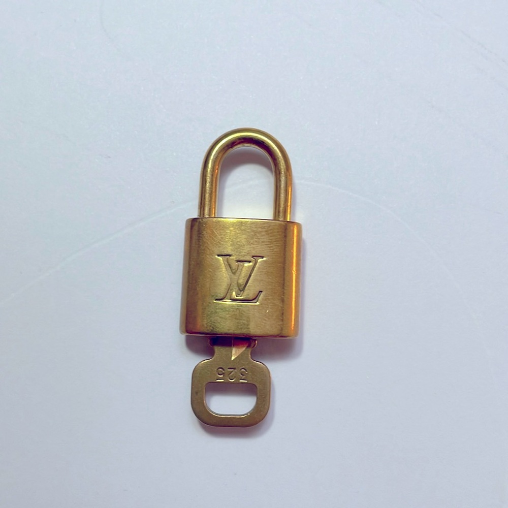 LOUIS VUITTON AUTHENTIC LOCK 🔐 AND KEY 🔑 ✨️🔐325